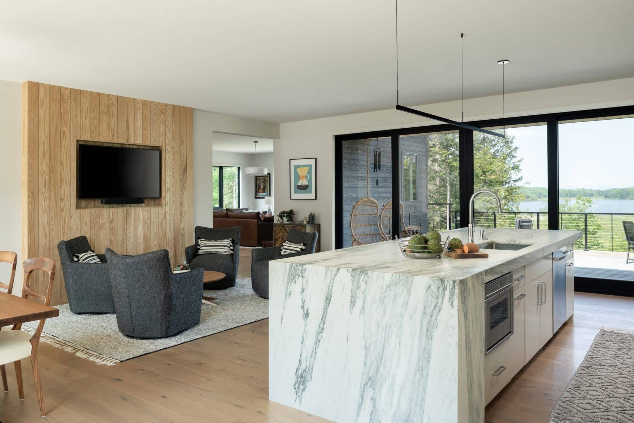 JoanHeatonArchitects_Shelburne-Pond-Home_Kitchen-Seating