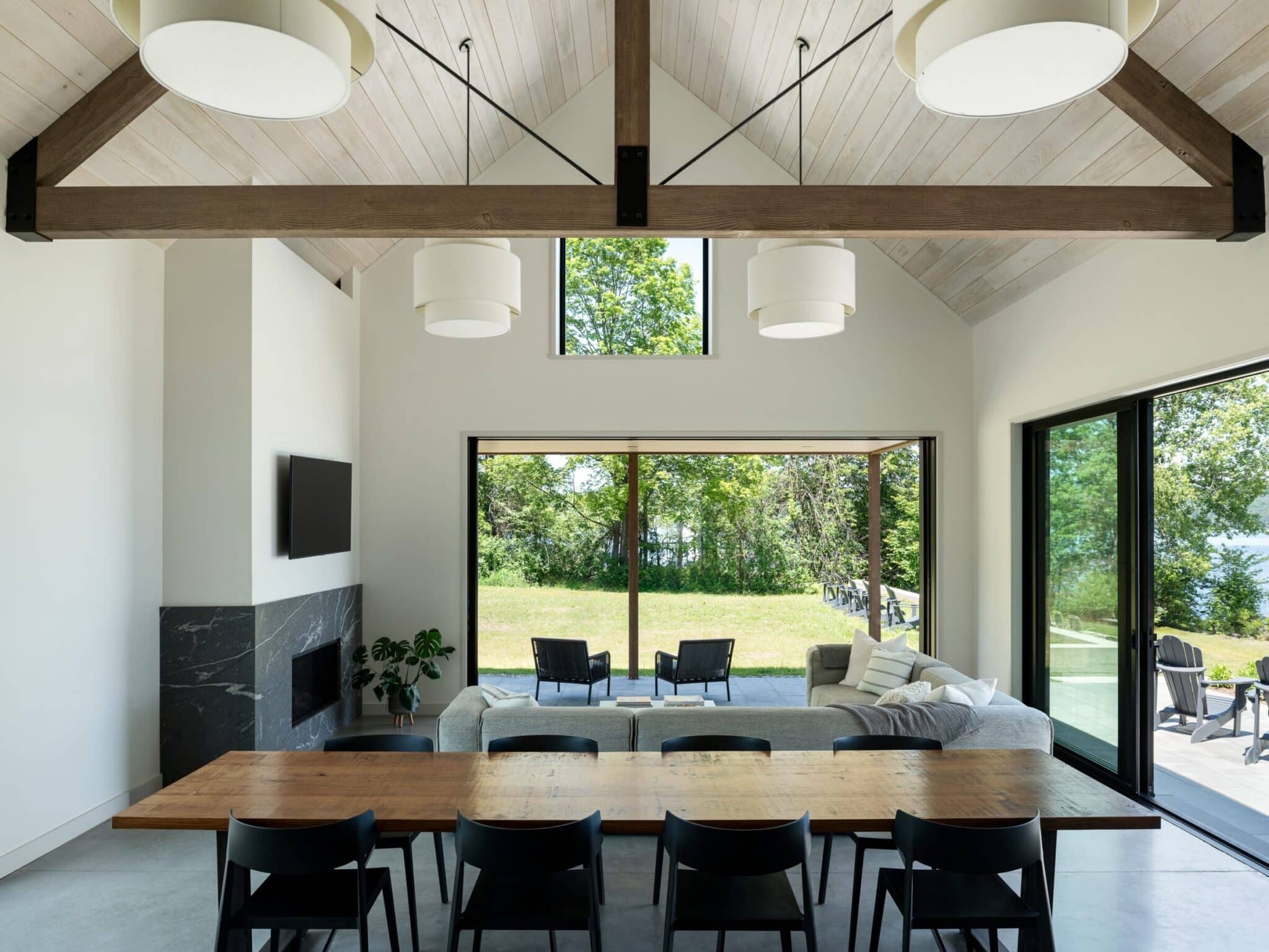 JoanHeatonArchitects_Lakeside-Pavilion_Open-Floor-Plan_Pocketing-Door
