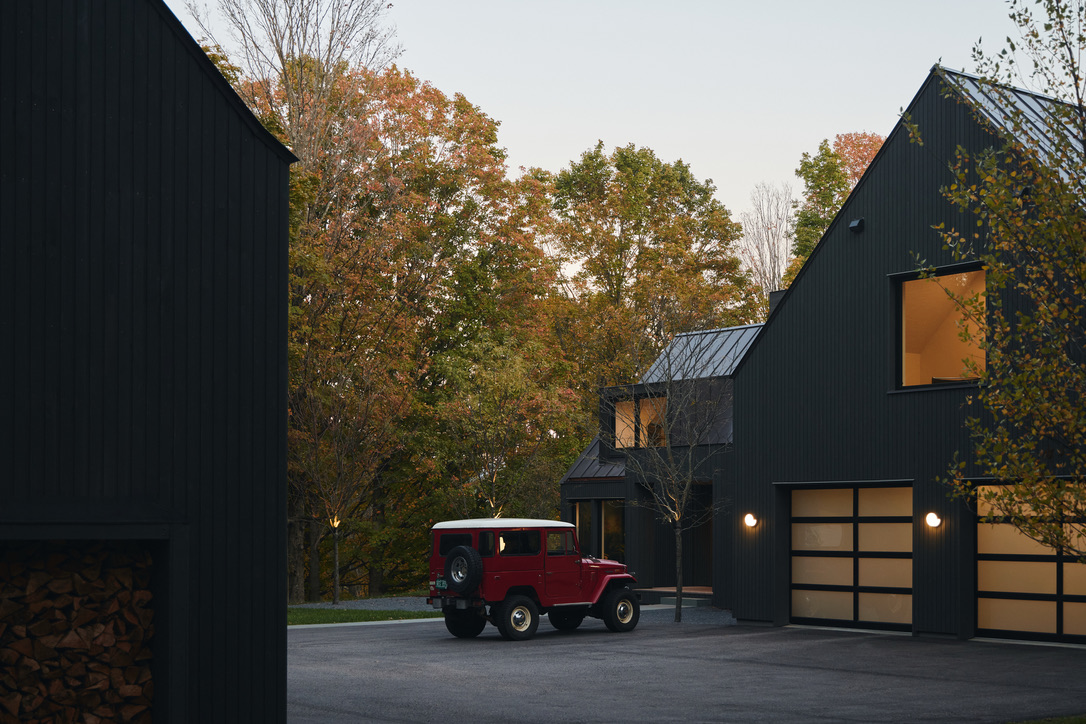 JoanHeatonArchitects_Weybridge-Renovation-Addition_Exterior_Modern-Garage
