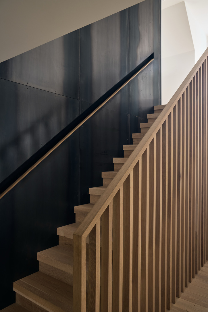 JoanHeatonArchitects_Weybridge-Renovation-Addition_Slat-Rail_Steel-Integrated-Handrail