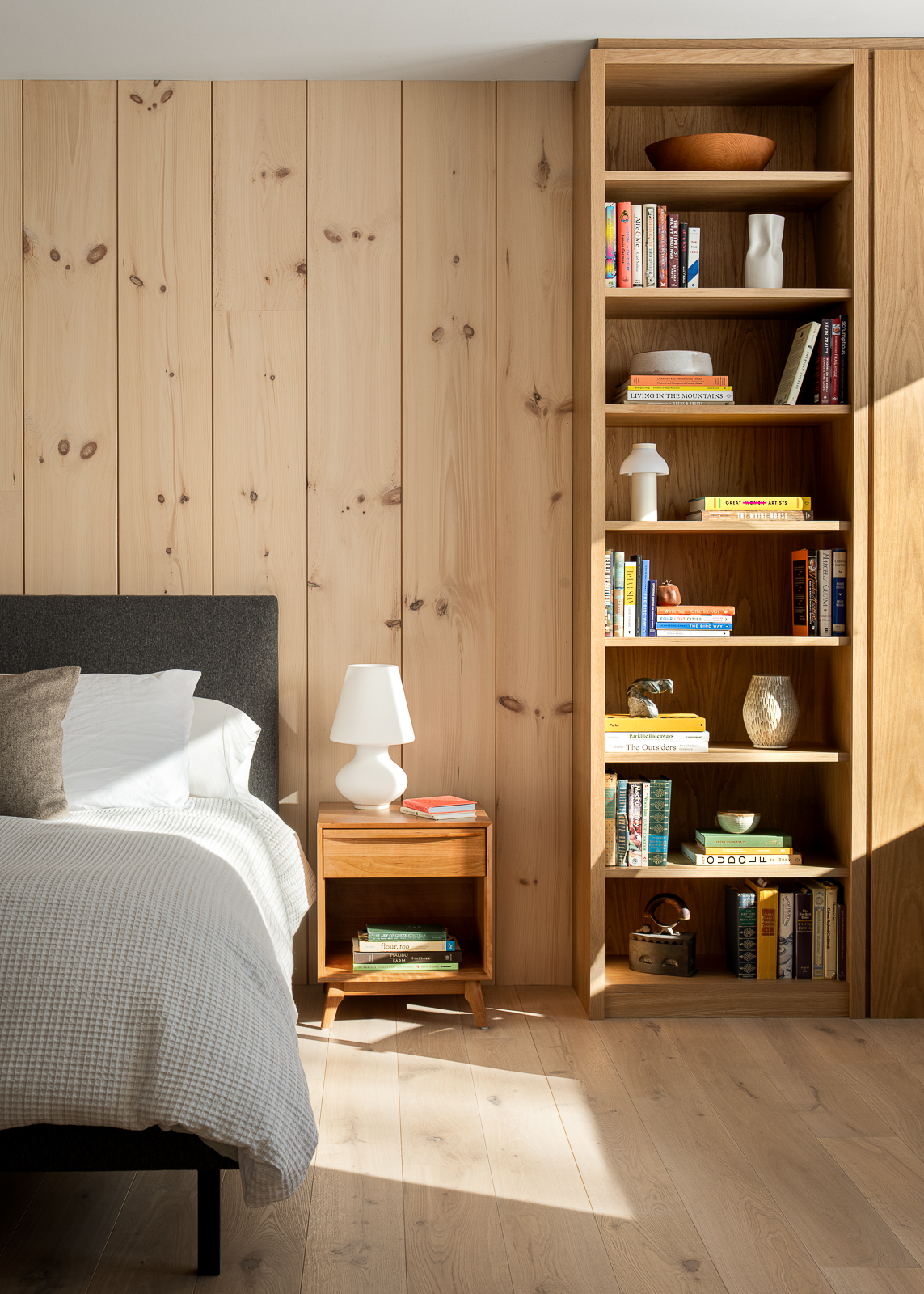 JoanHeatonArchitects_Hillside-Home_Bedroom_AccentWall