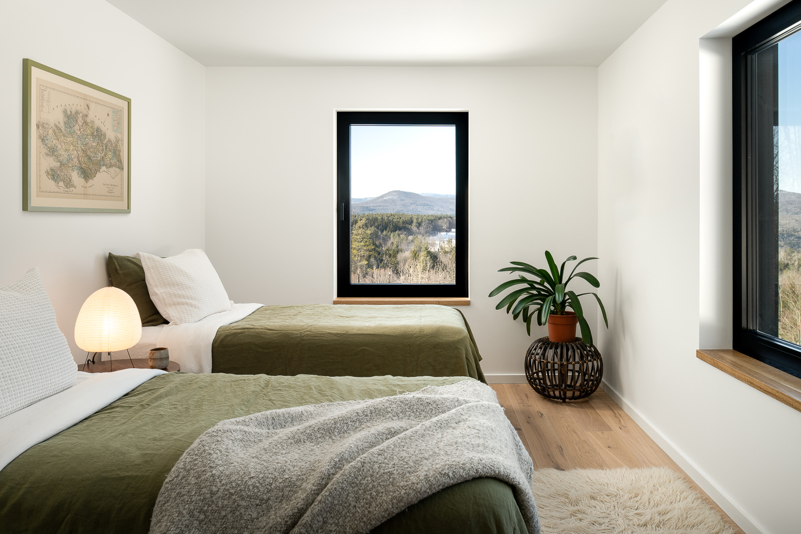 JoanHeatonArchitects_Hillside-Home_Guest-Bedroom_Mountain-Views