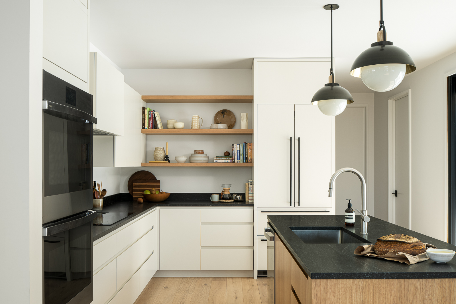 JoanHeatonArchitects_Hillside-Home_Kitchen_02