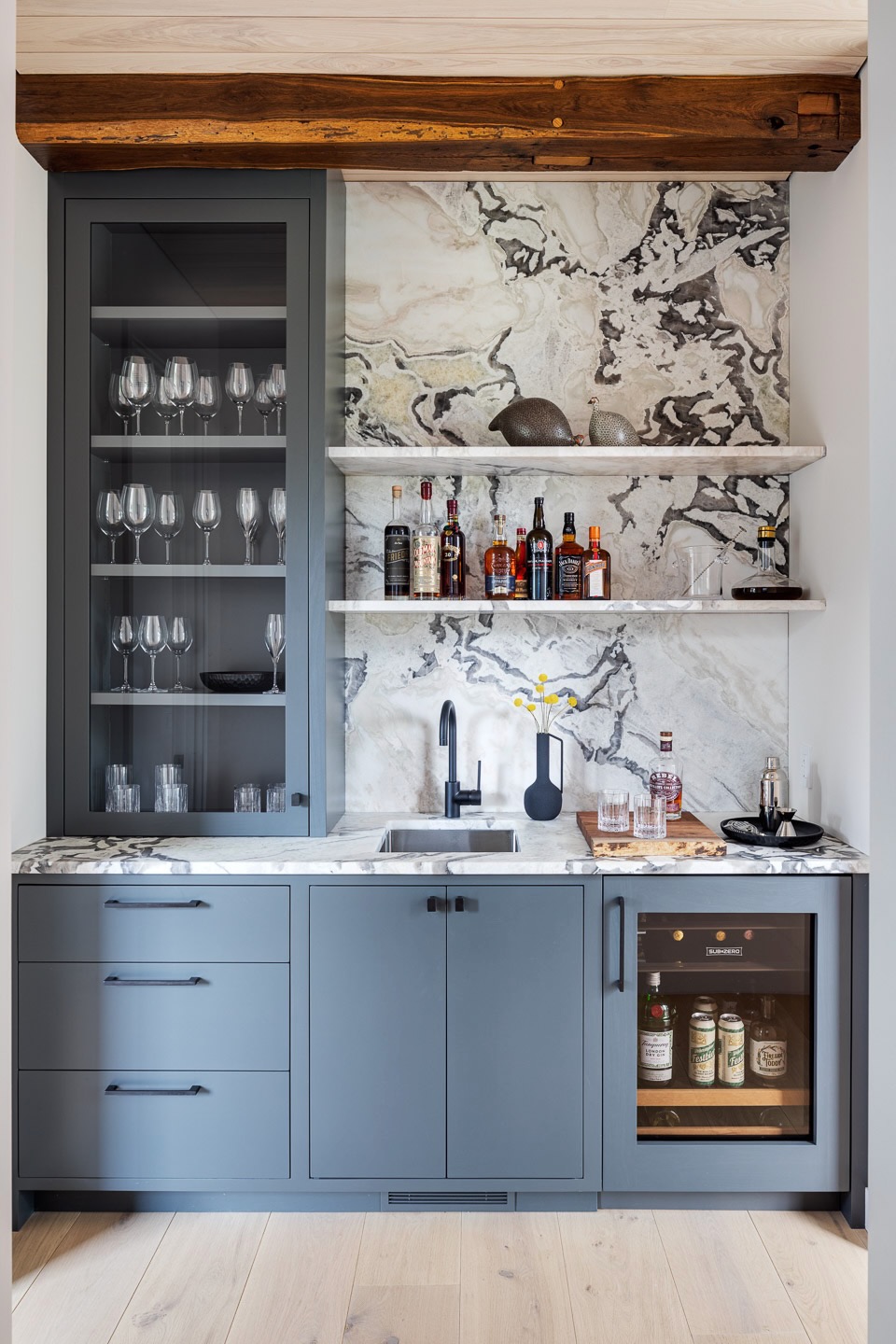 JoanHeatonArchitects_FamilyFarmhouse_Stone-Backsplash-Bar
